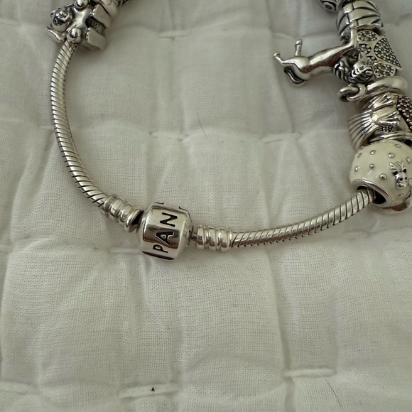 Pandora bracelet with 13 charms and 2 safety clips - Picture 5 of 8